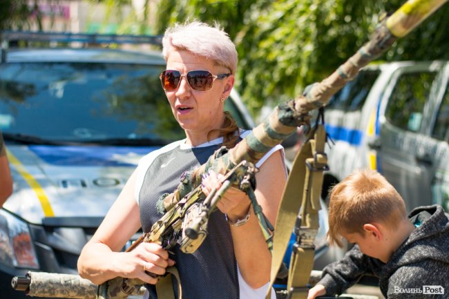 У центрі Луцька діти «стріляли» зі зброї та кермували поліцейськими авто. ФОТО