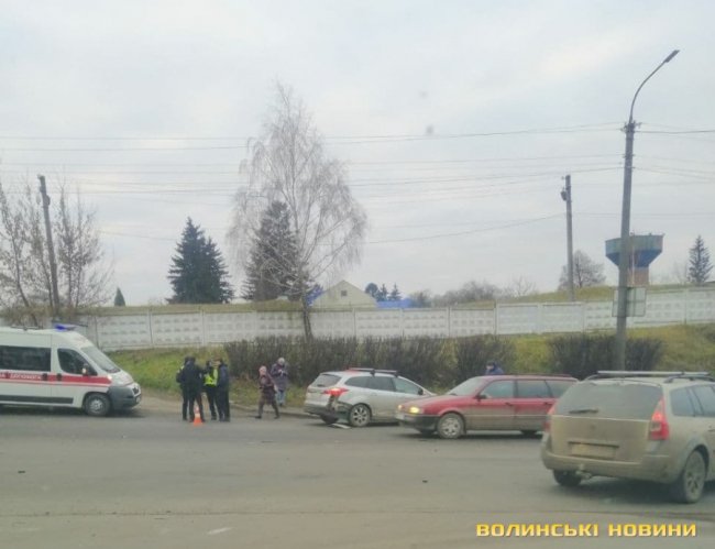 У Луцьку через аварію на перехресті утворився затор. ФОТО