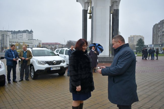 Сім амбулаторій на Волині отримали новенькі автомобілі. ФОТО