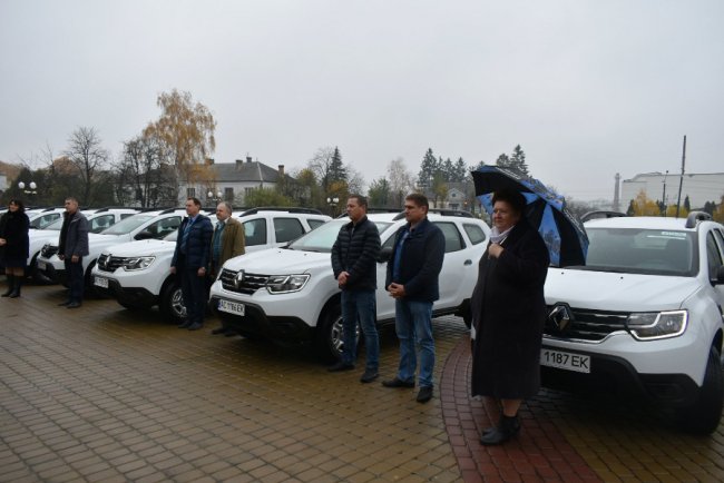 Сім амбулаторій на Волині отримали новенькі автомобілі. ФОТО