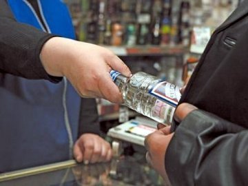 У Луцьку вночі зловили продавців, які продають алкоголь