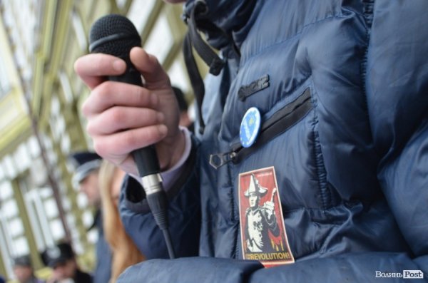 У Луцьку під прокуратуру принесли лампадки, серп і молот. ФОТО