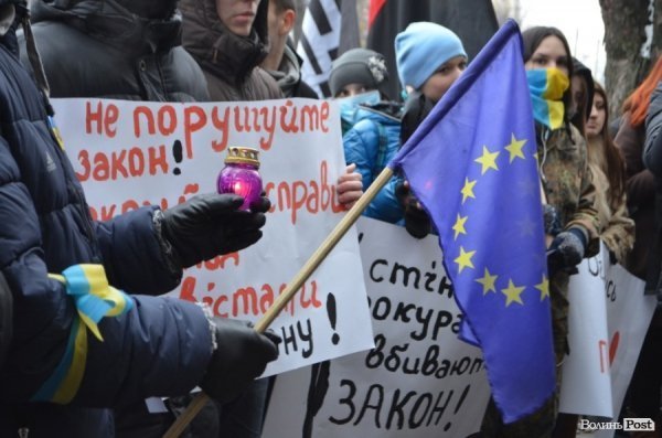 У Луцьку під прокуратуру принесли лампадки, серп і молот. ФОТО