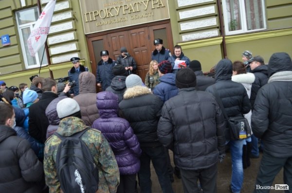 У Луцьку під прокуратуру принесли лампадки, серп і молот. ФОТО