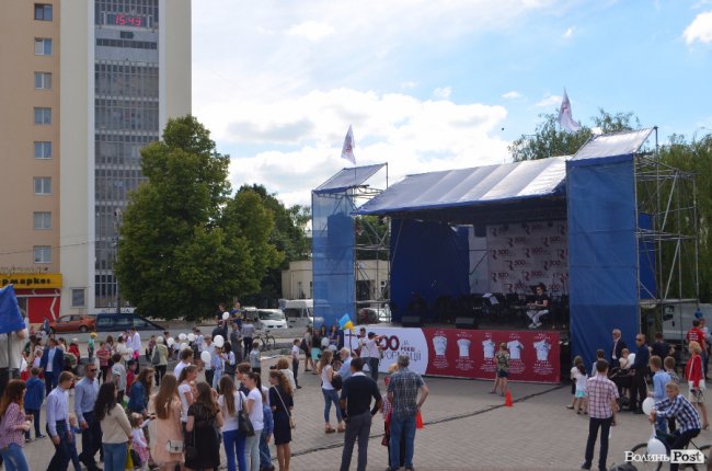 Молодята, транспаранти, усмішки: Луцьком пройшов «парад щасливих родин»