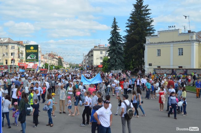 Молодята, транспаранти, усмішки: Луцьком пройшов «парад щасливих родин»