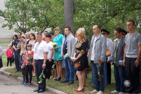 В Луцьку встановили пам'ятну дошку загиблому лучанину. ФОТО