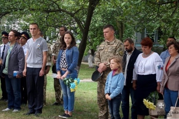 В Луцьку встановили пам'ятну дошку загиблому лучанину. ФОТО