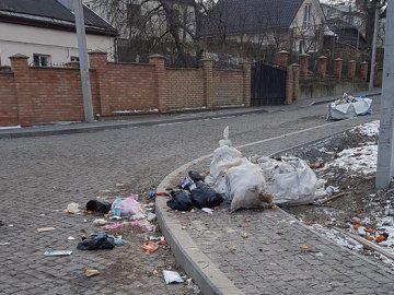 Лучани загидили доріжку біля замку