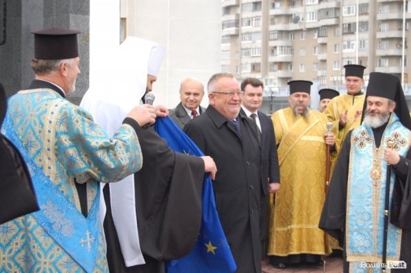 Біля Волинської ОДА повісили прапор Євросоюзу. ФОТО