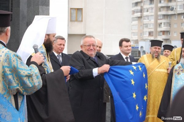 Біля Волинської ОДА повісили прапор Євросоюзу. ФОТО