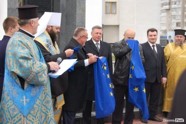 Біля Волинської ОДА повісили прапор Євросоюзу. ФОТО