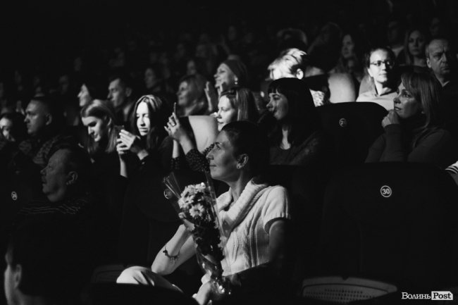 Квітчаста піжама, босі ноги і сотні «дякую»: у Луцьку – «майже квартирник» Бабкіна. ФОТО