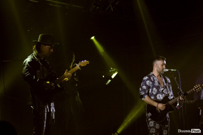 Квітчаста піжама, босі ноги і сотні «дякую»: у Луцьку – «майже квартирник» Бабкіна. ФОТО