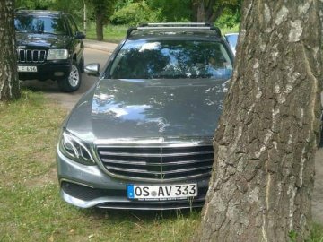 За декілька метрів – велика парковка: у Луцьку автохами паркуються на газонах. ФОТО