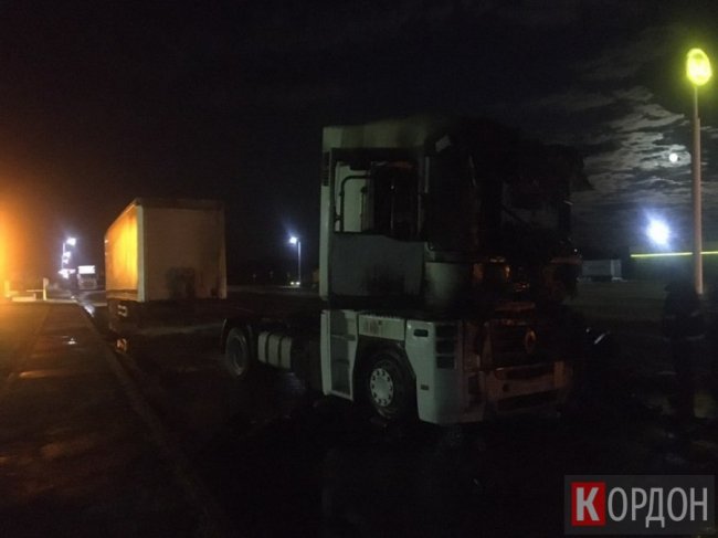 У Любомльському районі посеред траси горіла вантажівка. ФОТО