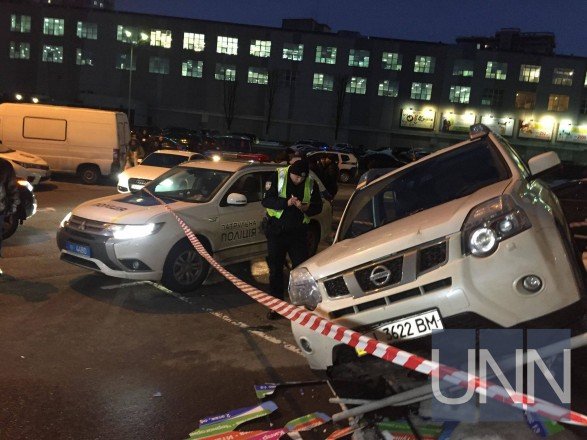 У Києві обстріляли та пограбували авто. ФОТО