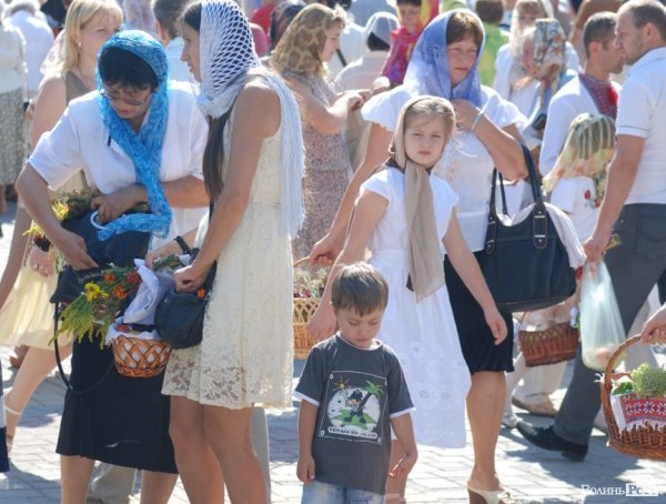 Як у Луцьку святили яблука та мед. ФОТО