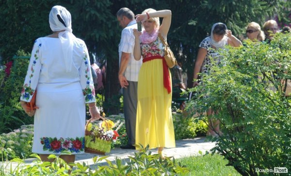 Як у Луцьку святили яблука та мед. ФОТО