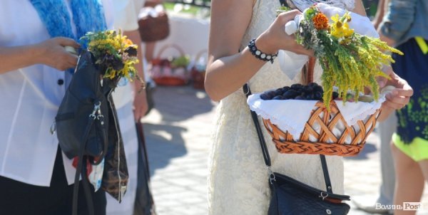 Як у Луцьку святили яблука та мед. ФОТО