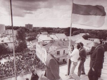 Показали, як над Луцькрадою вперше підіймали синьо-жовтий прапор. ФОТО