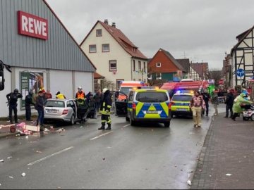 У Німеччині авто в'їхало у натовп на карнавалі: є постраждалі