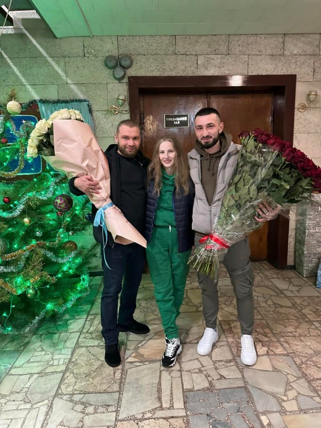 Разом пройшли бої за Маріуполь: коханий освідчився військовій медикині, яка вчора повернулася з полону