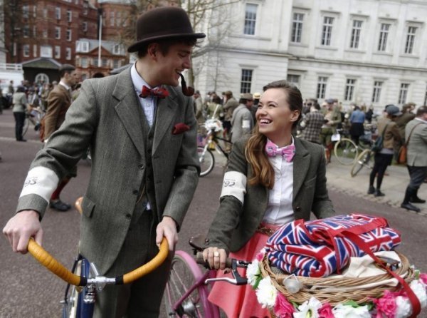 В Англії їздили «твідові» велосипедисти. ФОТО