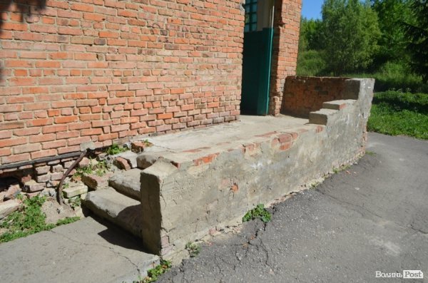 У Луцькому парку санітарна проблема: єдиний туалет нагадує кімнату жахів. ФОТО