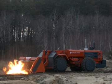 В Україні представили нову машину для розмінування на шасі трактора