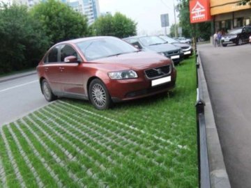 Лучанин просить облаштувати місця для паркування вздовж проспекту Соборності