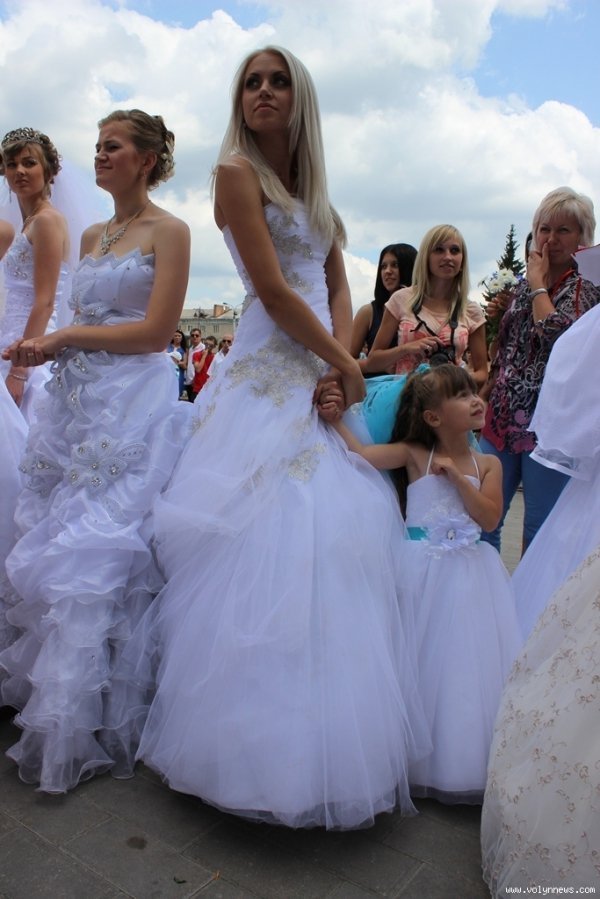 Парад наречених у Луцьку. ФОТО