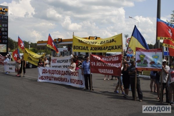 Чергова провокація на Волинській митниці: активісти хотіли спалити «Запорожець». ФОТО