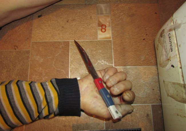 Дружина вбила чоловіка і зімітувала самогубство 