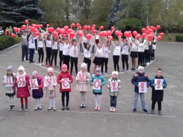 Кульки і сердечка: як у Любомлі  школярі вітали вчителів. ФОТО