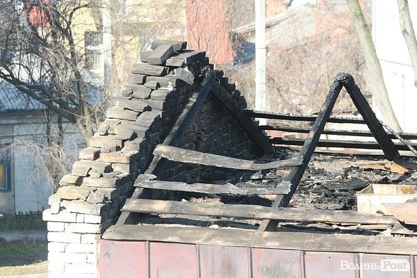 Будинок в центрі Луцька після великої пожежі. ФОТО