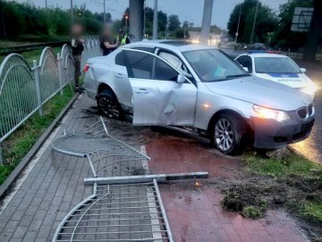У Луцьку 22-річний водій зніс паркан. ФОТО