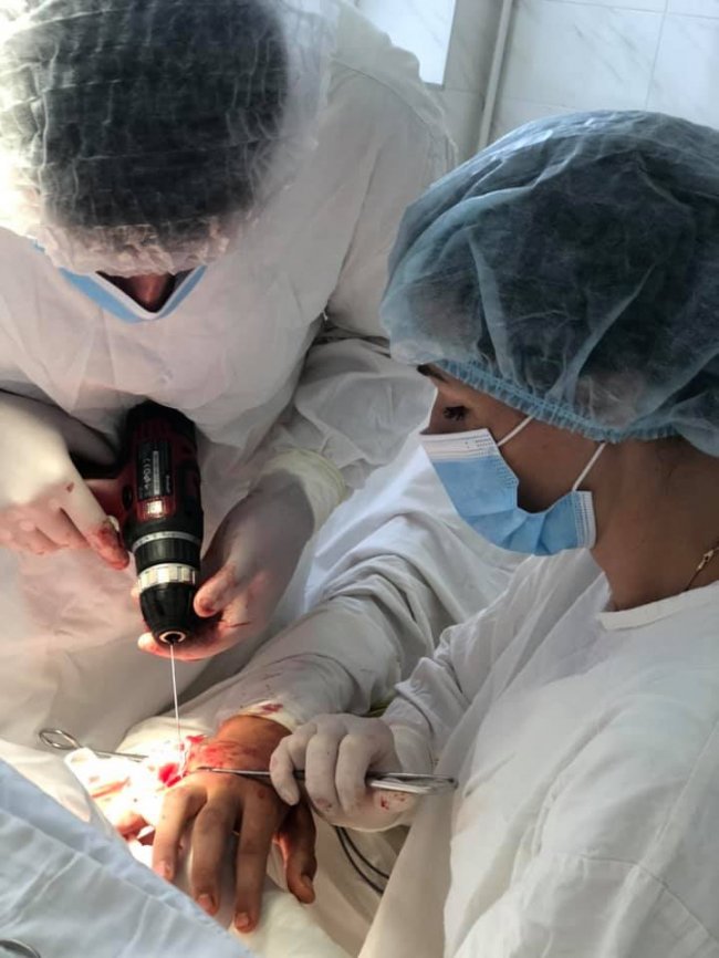 Волинські лікарі прооперували 18-річного хлопця, що невдало побоксував. ФОТО 18+