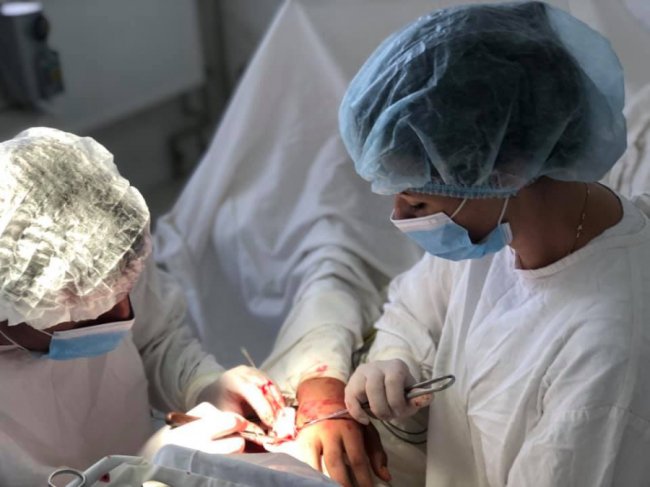 Волинські лікарі прооперували 18-річного хлопця, що невдало побоксував. ФОТО 18+