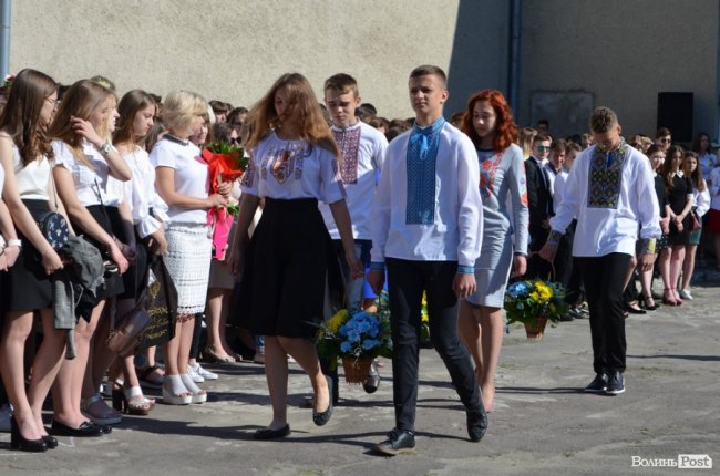 Школо, прощай: у луцькій школі №9 пролунав останній дзвоник. ФОТО