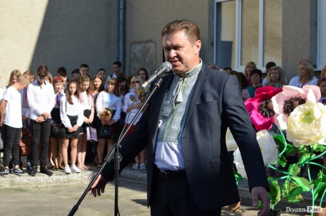 Школо, прощай: у луцькій школі №9 пролунав останній дзвоник. ФОТО