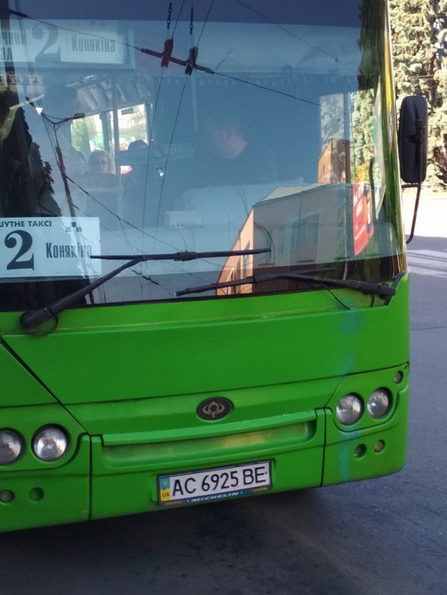 «Зірка Фейсбуку»: у мережі «прославили» водія луцької маршрутки. ФОТО