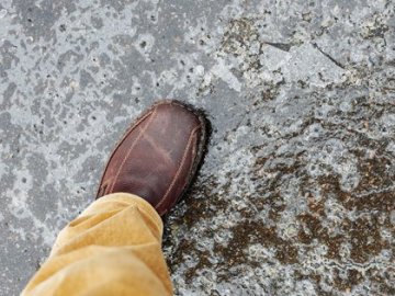 Через ожеледицю на тротуарах щодня травмується більше півсотні лучан. ВІДЕО