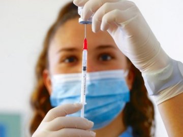 Розповіли, скільки волинян отримали щеплення від коронавірусу у центрах вакцинації за вихідні