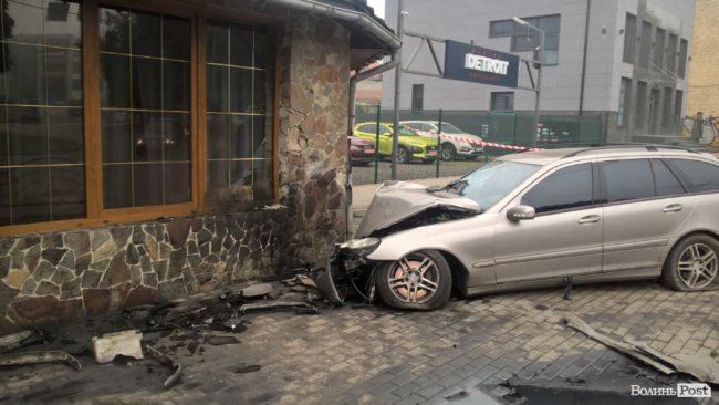 У Луцьку авто «влетіло» в піцерію: з'явилося відео