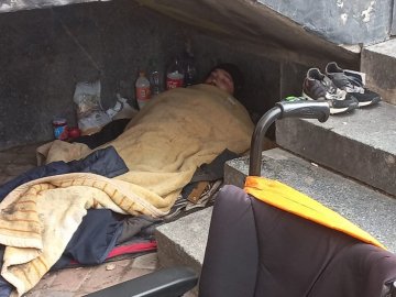 Що відомо про чоловіка, який у Луцьку жив під сходами театру   