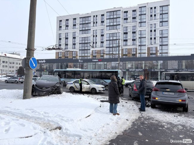 У Луцьку - аварія: зіткнулися три автівки. ФОТО
