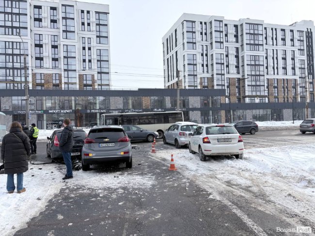У Луцьку - аварія: зіткнулися три автівки. ФОТО