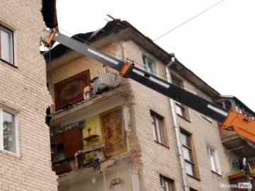 Відео з обвалу будинку в Луцьку