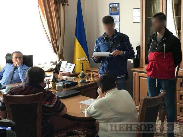 Килим з доларів: суддів затримали на хабарі голові САП Холодницькому. ФОТО